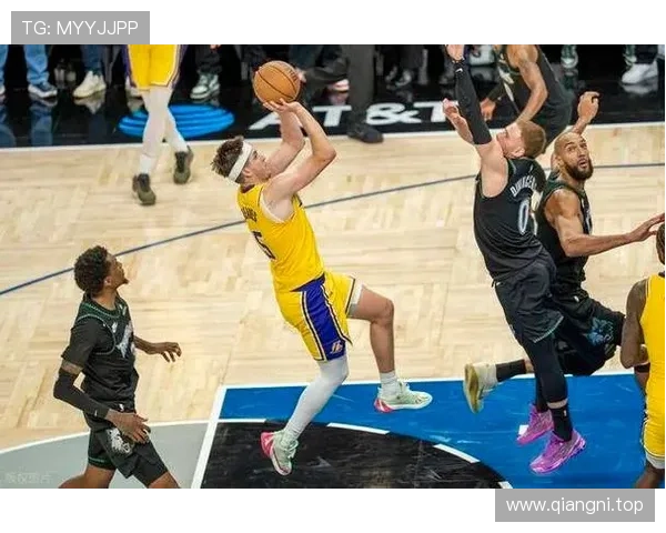 里夫斯精准分球詹姆斯灵活转身轻松上篮得分展现默契配合